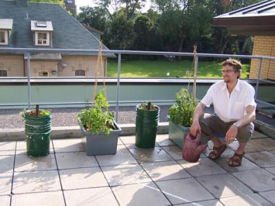 Dawson College garden with Mark, the teacher | Jardin de College Dawson avec le prof, Mark