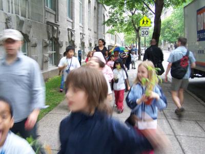 Eleves de FACE allant au jardin / FACE Students going to the garden